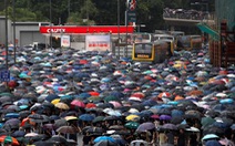 Hàng chục ngàn người Hong Kong mang dù xuống đường