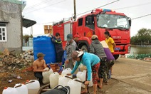 Miền Trung: Phải dùng xe cứu hỏa 'tiếp' nước cho dân vùng hạn