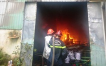 Nhà xưởng ở Hóc Môn bốc cháy ngùn ngụt khói đen giữa trưa
