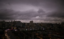 Bang Brazil tối sầm giữa ban ngày, trời trút mưa đen khác thường