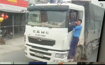 Video: Thanh tra giao thông bám vào cửa buồng lái yêu cầu tài xế dừng xe