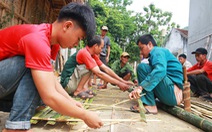 Cảm động phụ huynh mang tre, nứa dựng ký túc xá cho con