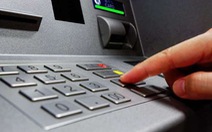 Một người nước ngoài gắn thiết bị lạ vào máy ATM ở quận 2