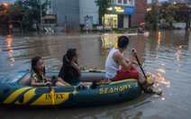 Khu đô thị ở Hà Nội ngập sâu, dân chèo thuyền 'dạo phố'