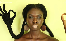 Video: Cô gái trẻ với bộ sưu tập độc đáo làm từ tóc của chính mình