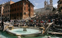 Ngồi ở di tích lịch sử tại Rome có thể bị phạt hơn 10 triệu đồng