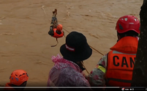 Video: 41 người đu dây thoát khỏi vùng lũ quét hung hãn ở Lâm Đồng