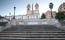 Khách du lịch bị cấm ngồi lên Bậc thang Tây Ban Nha ở Rome