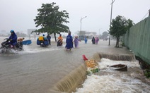 Nhiều nơi tại Phú Quốc bị chia cắt hoàn toàn, nước ngập qua đầu