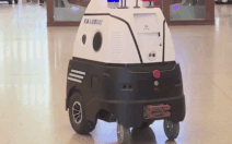 Video: Robot cảnh sát đi tuần ở sân bay, nhận diện khuôn mặt tội phạm