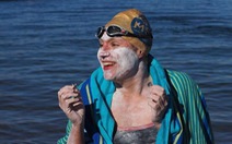 Người phụ nữ lập kỷ lục bơi 4 vòng qua eo biển Manche không nghỉ suốt 54 giờ