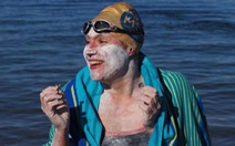 Mới lành ung thư, bơi suốt hơn 2 ngày không ngừng nghỉ