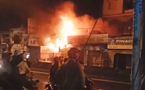 Cháy lớn cửa hàng bán phụ tùng xe máy trong đêm, thiêu rụi nhiều tài sản
