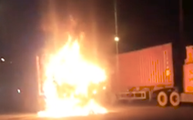 Video:  Xe đầu kéo cuốn xe máy vào gầm, kéo lê hơn 1,5 km rồi bốc cháy dữ dội