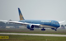 Ống lồng va vào động cơ Boeing của Vietnam Airlines, hành khách mắc kẹt tại Nga