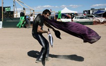 3.000 người đổ xô đến căn cứ Mỹ ở sa mạc xem 'người ngoài hành tinh'