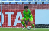 Thủ môn U16 Hàn Quốc để bóng trôi qua tay khiến đội thua