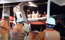 Video: Nửa đêm ra biển đưa ngư dân bị nạn về bờ cấp cứu