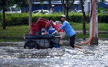 Triều cường chưa đạt đỉnh, người dân đã bì bõm lội nước giờ tan tầm