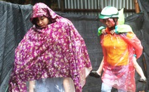 TP Vinh mưa xối xả ngập đường, phụ huynh vất vả đưa con đến trường