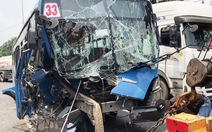 Xe buýt nát đầu sau tai nạn, hành khách và tài xế nhập viện