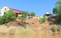 Sạt lở nghiêm trọng sau lũ, nhiều nhà có nguy cơ chìm xuống sông