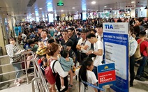 Máy bay liên tục hoãn chuyến, hành khách nằm, ngồi la liệt ở Tân Sơn Nhất