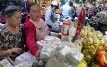 Tăng giá bán, chợ miền Trung giữa Sài Gòn vẫn tấp nập ngày cận tết