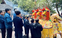 Đi lễ đền ông Hoàng Mười, đền chợ Củi đầu năm: Dân đốt tiền triệu vàng mã