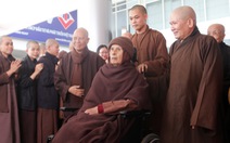 Thiền sư Thích Nhất Hạnh trở về Huế sau hơn một tháng tịnh dưỡng ở Thái Lan