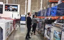 Tỉ phú Mark Zuckerberg cùng vợ đi mua tivi giảm giá