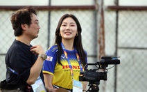 Nữ phóng viên Hàn Quốc xinh đẹp sang Thái Lan cổ vũ thầy trò ông Park