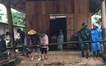 Mưa như trút nước, dân Quảng Nam khiêng nhà ra khỏi vùng sạt lở