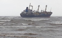 Cứu 16 thủy thủ trên tàu hàng mắc cạn ở biển Hà Tĩnh