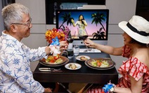 Nhà giàu Singapore vui vẻ ăn tiệc, gây quỹ qua màn hình máy tính