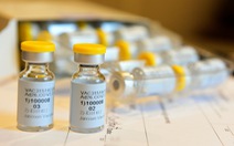 Johnson & Johnson tạm dừng thử nghiệm vắc xin ngừa COVID-19
