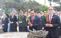 Đại biểu dự Đại hội Đảng bộ TP.HCM dâng hoa tưởng niệm Bác Hồ và anh hùng liệt sĩ
