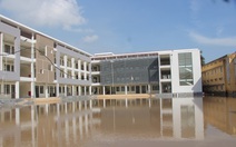 Trường mới xây, chưa bàn giao nhưng cứ mưa lại ngập lút sân