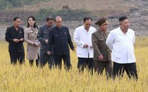 Em gái ông Kim Jong Un tái xuất hiện sau 2 tháng, thị sát vùng lũ cùng anh