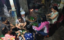 Vừa dọn dẹp lũ, các cô giáo mầm non Huế vừa nấu bánh tét tặng bà con Quảng Bình