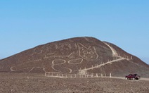 Phát hiện hình vẽ con mèo có niên đại 2.000 năm trên quả đồi ở Peru