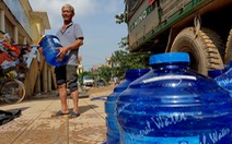 Chở 2 máy lọc nước 'khủng' vượt ngàn cây số từ Sài Gòn ra vùng lũ Quảng Bình