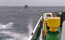 Tàu kiểm ngư 467 lai dắt 1 tàu cá Bình Định về bờ