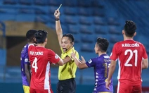 Quang Hải ra dấu hiệu nhắc trọng tài truất quyền thi đấu Bùi Tiến Dũng