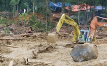 Gùi gạo băng rừng cứu trợ gần 3.000 người dân bị cô lập