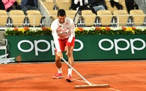 Novak Djokovic ‘tấu hài” chờ đóng mái sân Philippe Chatrier