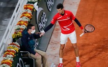 Djokovic lại vô ý đánh bóng trúng mặt trọng tài