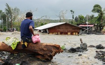 Một ngày siêu bão đổ bộ 3 lần, dân Philippines thất thần nhìn mọi thứ bị cuốn trôi