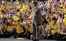 Người Thái rủ nhau xuống đường 'bảo vệ hoàng gia thân yêu'