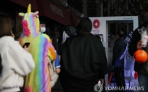 Hơn 100 ca COVID-19 mỗi ngày, Hàn Quốc buộc đeo khẩu trang ở cả tiệm cắt tóc
